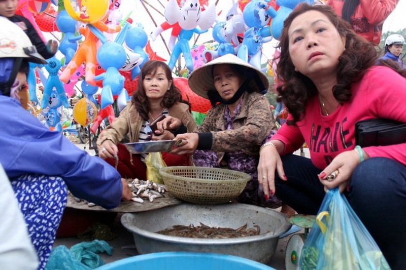 Di cho phien duy nhat hop sang mung 1 Tet hinh anh