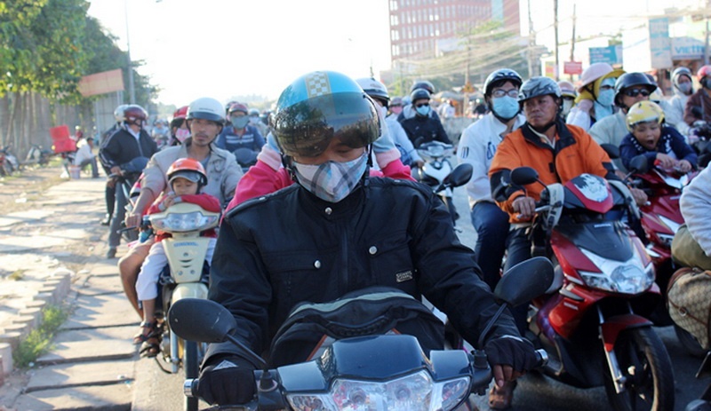 Nguoi mien Tay un un cuoi xe may do len Sai Gon hinh anh