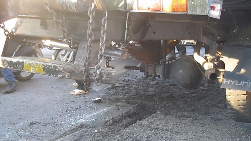 Xe tai cho thep sut banh, truc xe cao nat mat cau hinh anh