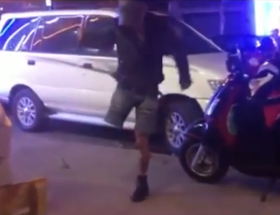 Chang trai cut chan nhay boc lua tren pho hinh anh