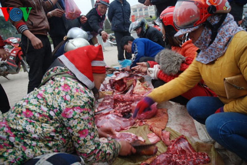 Thit trau, bo chet bay ban la liet o Sapa hinh anh