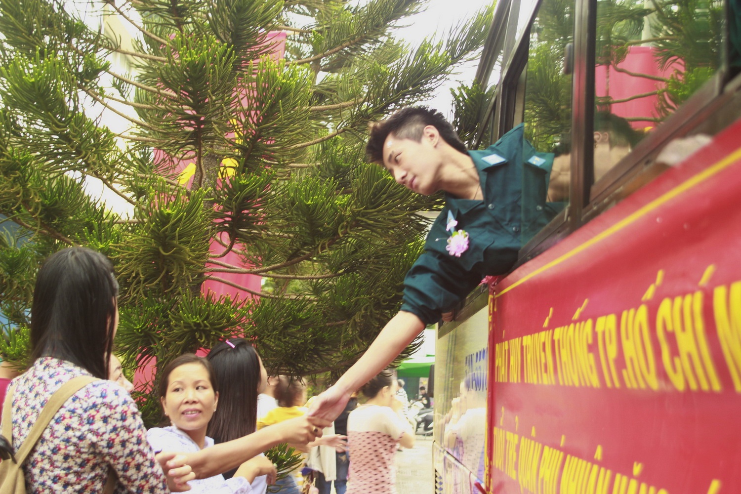 Ngay 19/2, hon 2.000 thanh nien TP.HCM len duong nhap ngu hinh anh