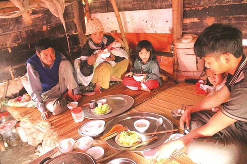 Gia dinh co 14 nguoi con song gan nghia dia o Ha Noi hinh anh