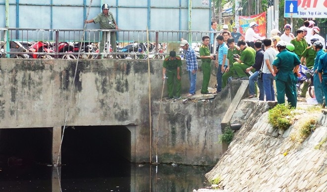 Canh tay nguoi duoi kenh o Sai Gon chi la do choi Halloween hinh anh