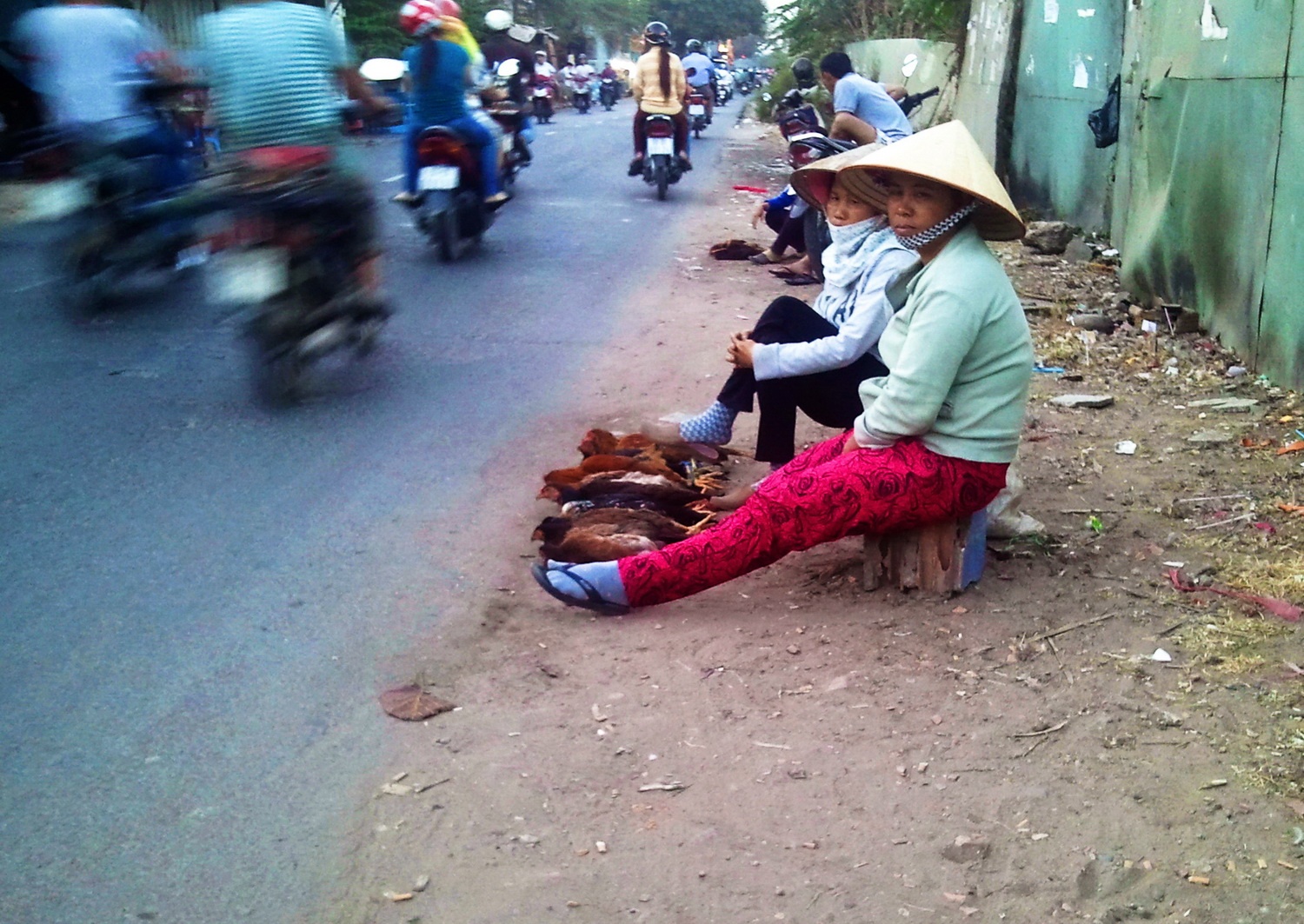 Buon ban gia cam tran lan truoc nguy co bung phat dich cum hinh anh