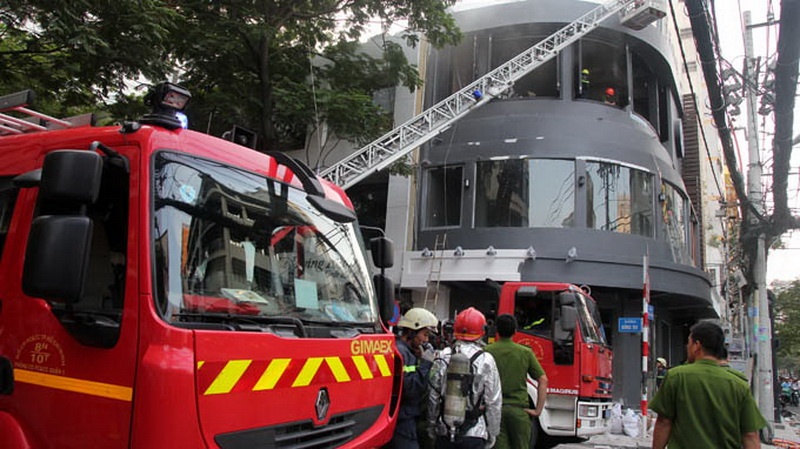 Chay quan ca phe dang thi cong tai trung tam Sai Gon hinh anh