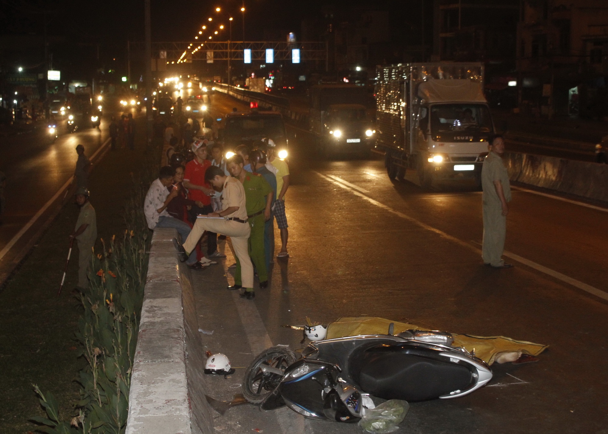 Va quet voi xe tai, nguoi vo tre chet tham hinh anh