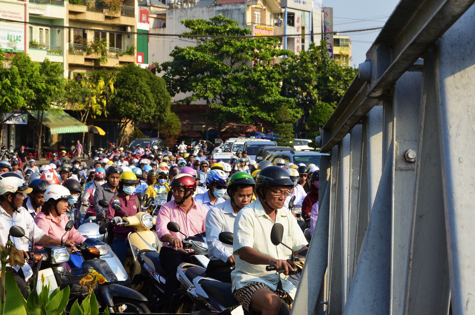 Hang ngan xe lai un tac quanh khu vuc cau Bong hinh anh