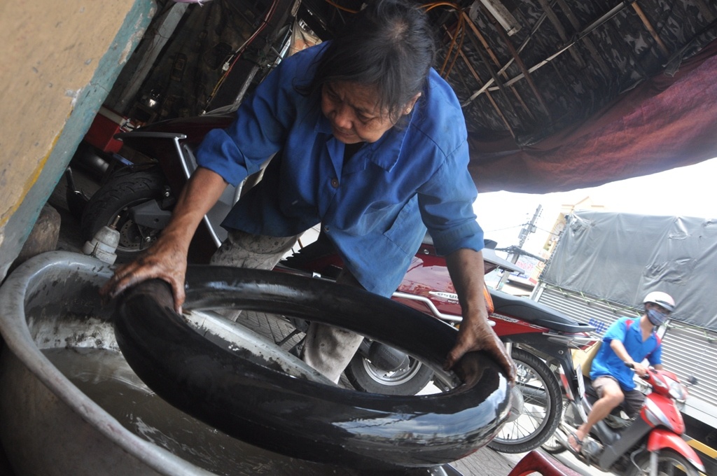 Nhung phu nu lam cong viec cua dan ong o Sai Gon hinh anh