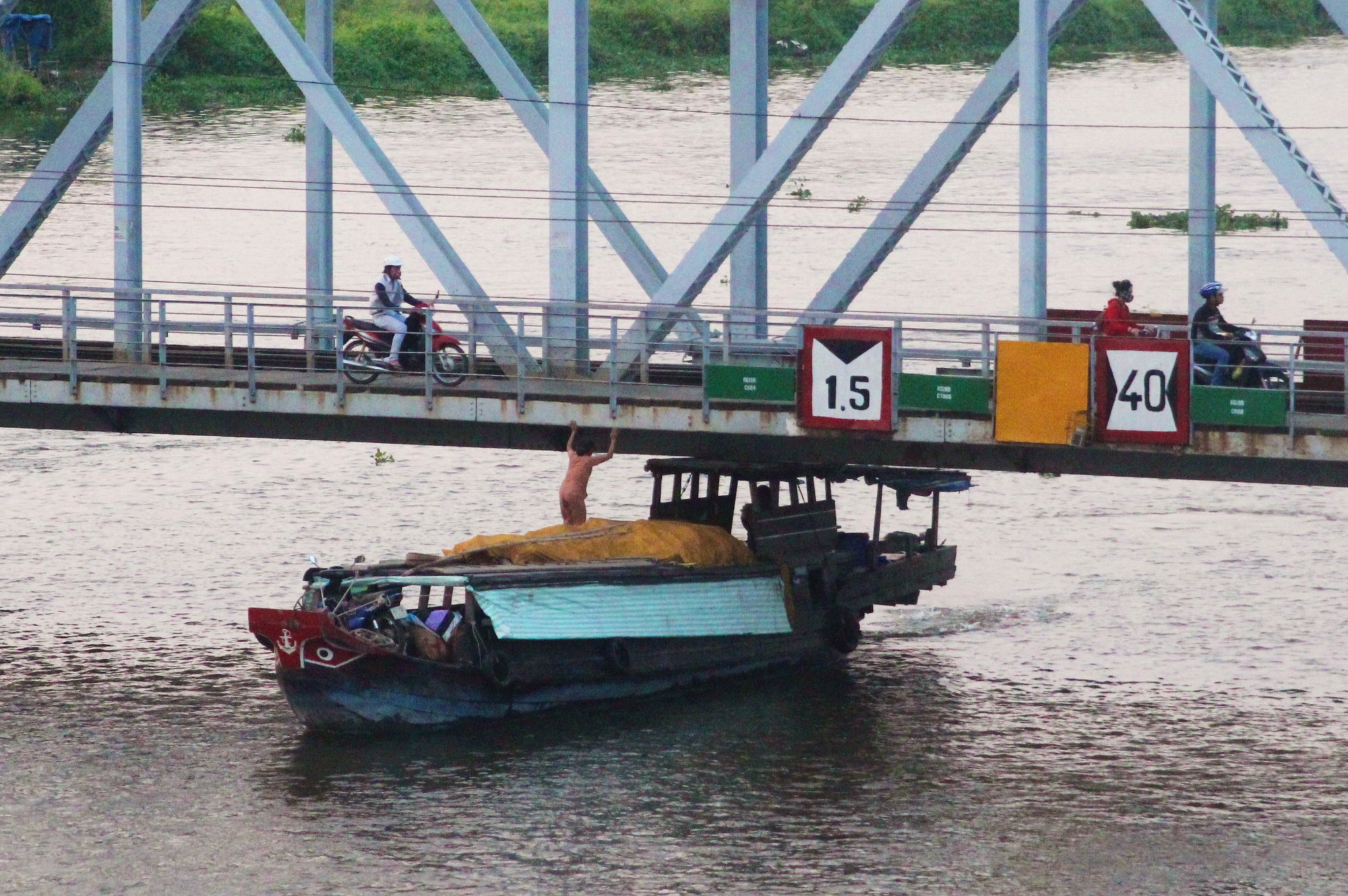 Chu thuyen thao mai cabin de qua cau Binh Loi hinh anh