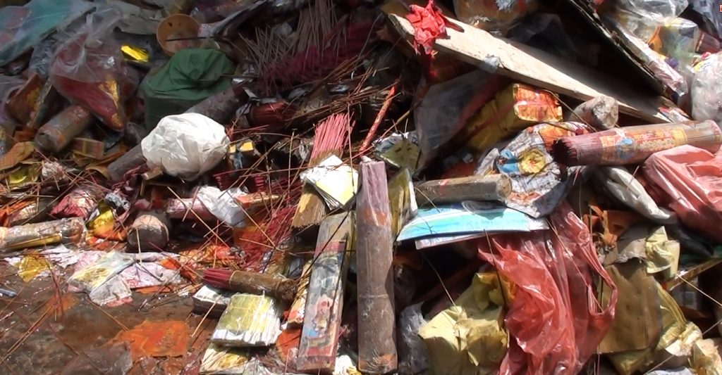 Chay sap vang ma, tieu thuong vut nhang den ra duong hinh anh