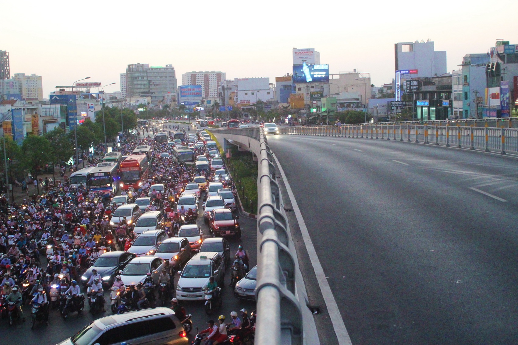 Vi sao khong cho xe may len cau vuot Hang Xanh? hinh anh