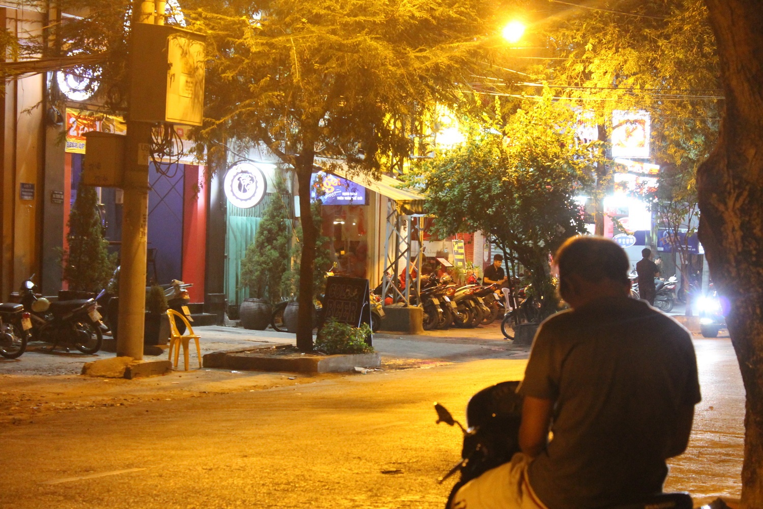 Rut sung ban nhom Viet kieu giua Sai Gon hinh anh