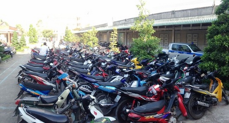 Cong an dung xe tai de bao vay 'quai xe' hinh anh