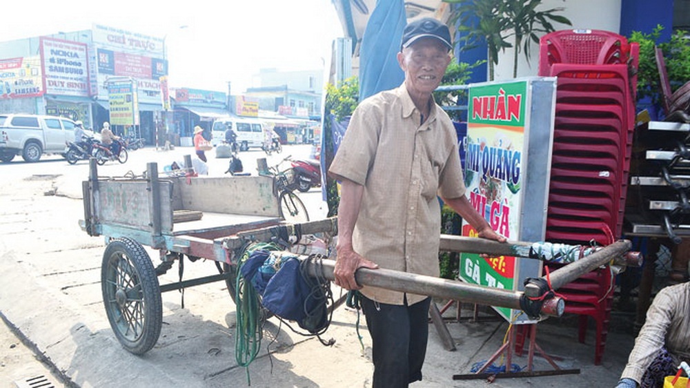 Nhung phu xe bo 80 tuoi o nga ba Nam Phuoc hinh anh