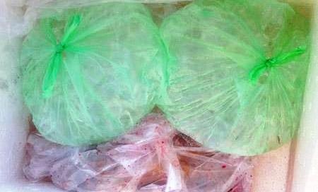 Tai xe phat hien tren xe khach co ban chan nguoi dinh mau hinh anh