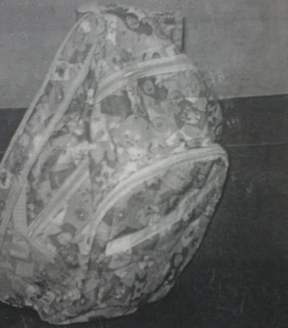 Bi cot chat trong tui nylon, mot be trai tu vong hinh anh