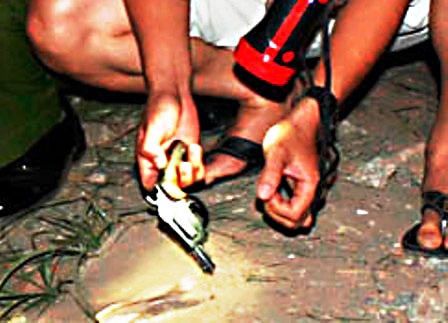 Di bao ve 'dai gia', mot cong an bi cuop khau sung hinh anh