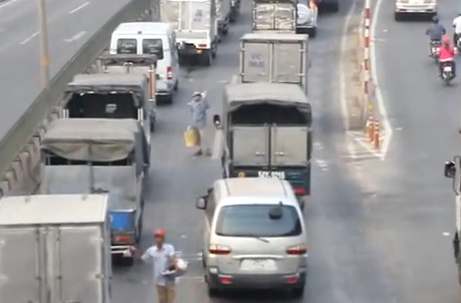 Lao ra giua dong xe tai dang chay de ban hang o Sai Gon hinh anh