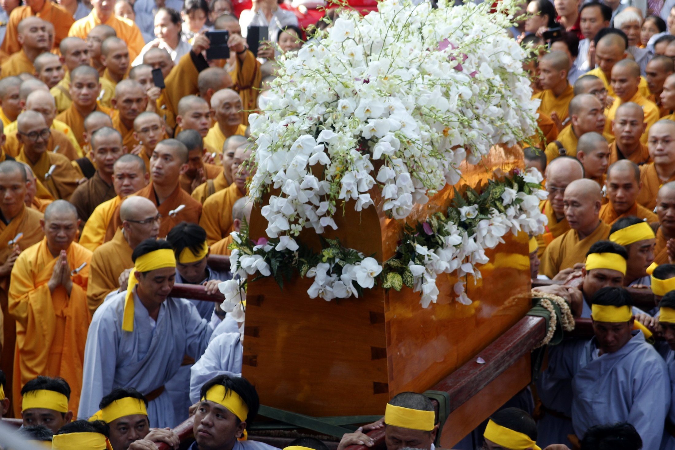 Hang ngan nguoi dua De nhat Pho phap chu nhap bao thap hinh anh