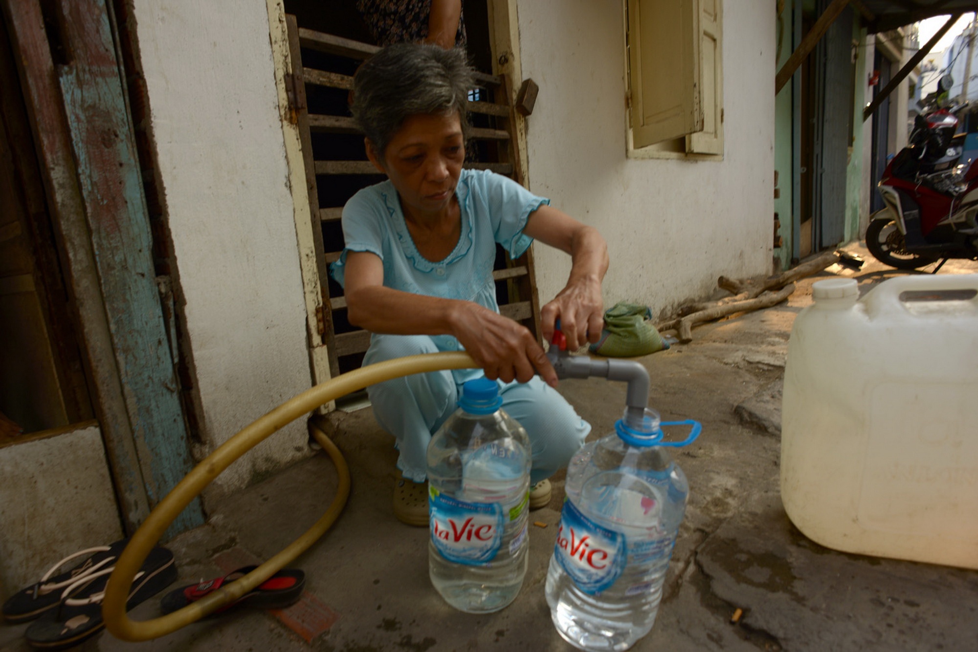 Ngay 2 luot xach can di mua nuoc sach giua Sai Gon hinh anh