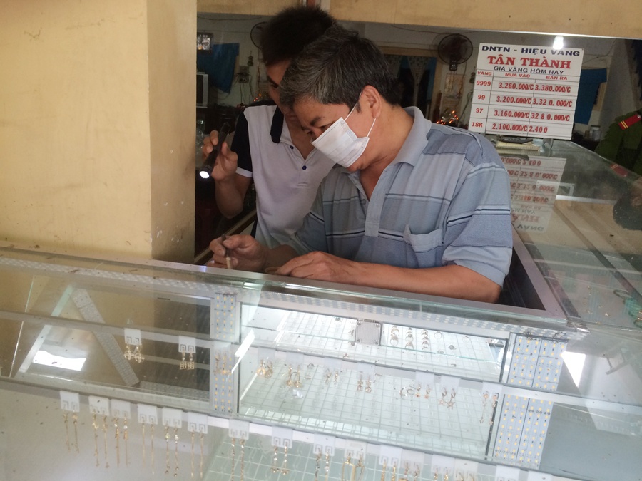 Trom dot nhap lay 200 chi vang vao giua khuya hinh anh