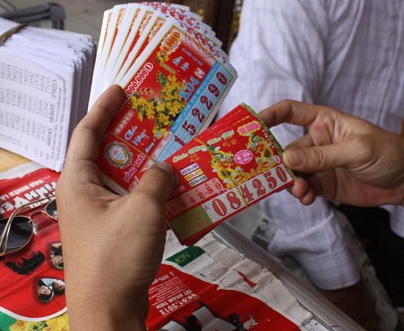 Om mong dai gia, mua moi ngay 1.000 to ve so hinh anh