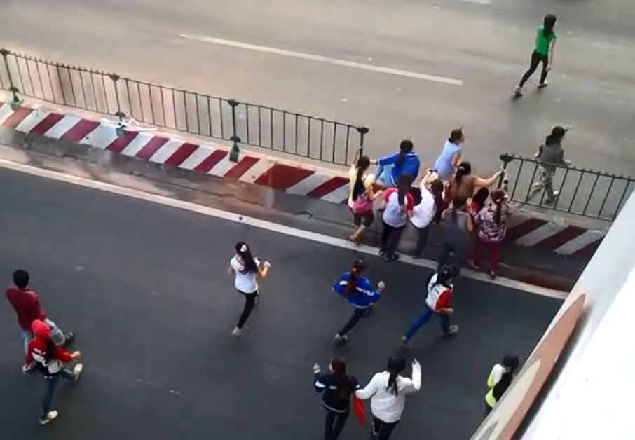 Qua duong truoc dau xe tai dang chay toc do cao o Sai Gon hinh anh