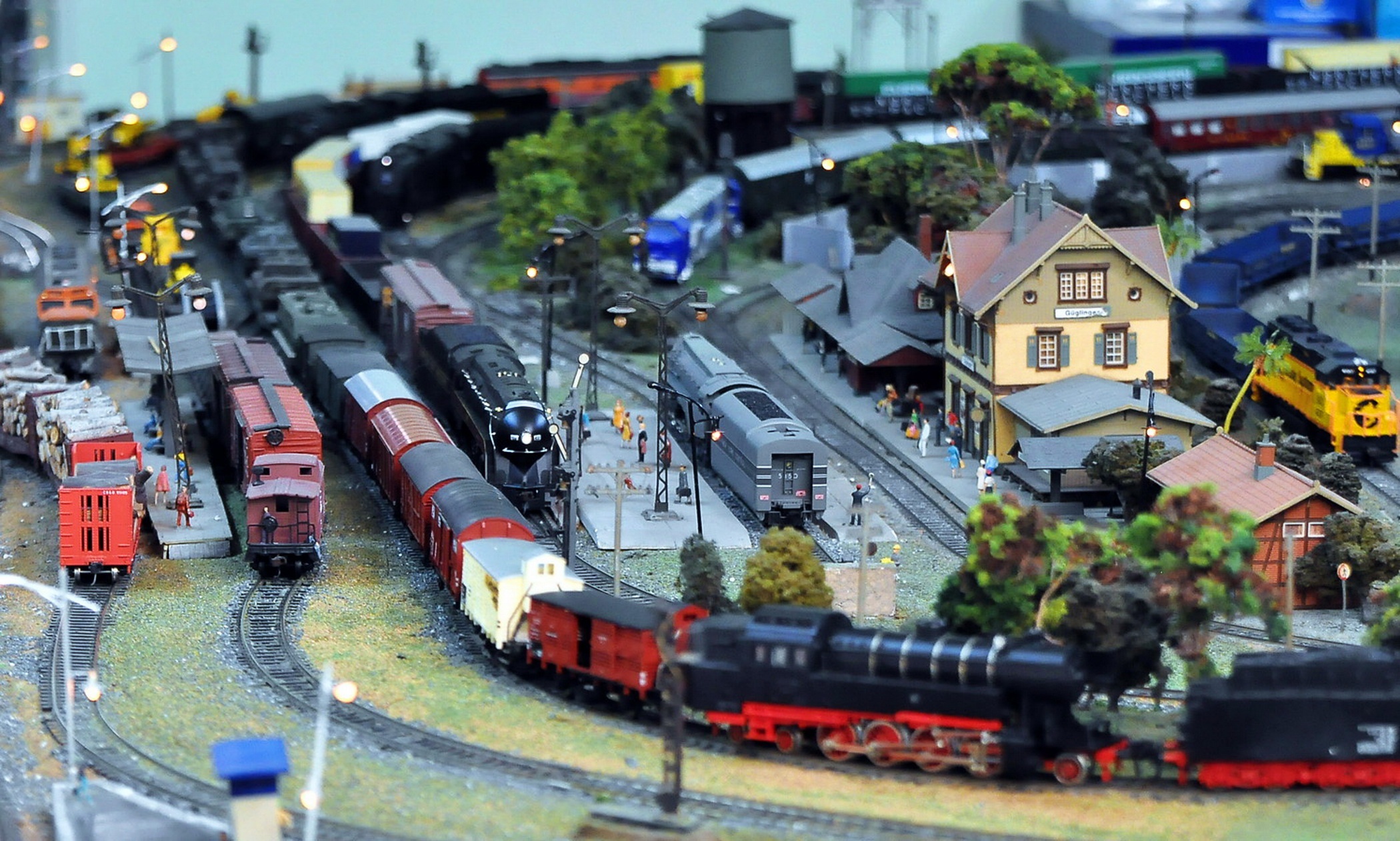 Mo hinh xe lua 'doc' tai Sai Gon hinh anh