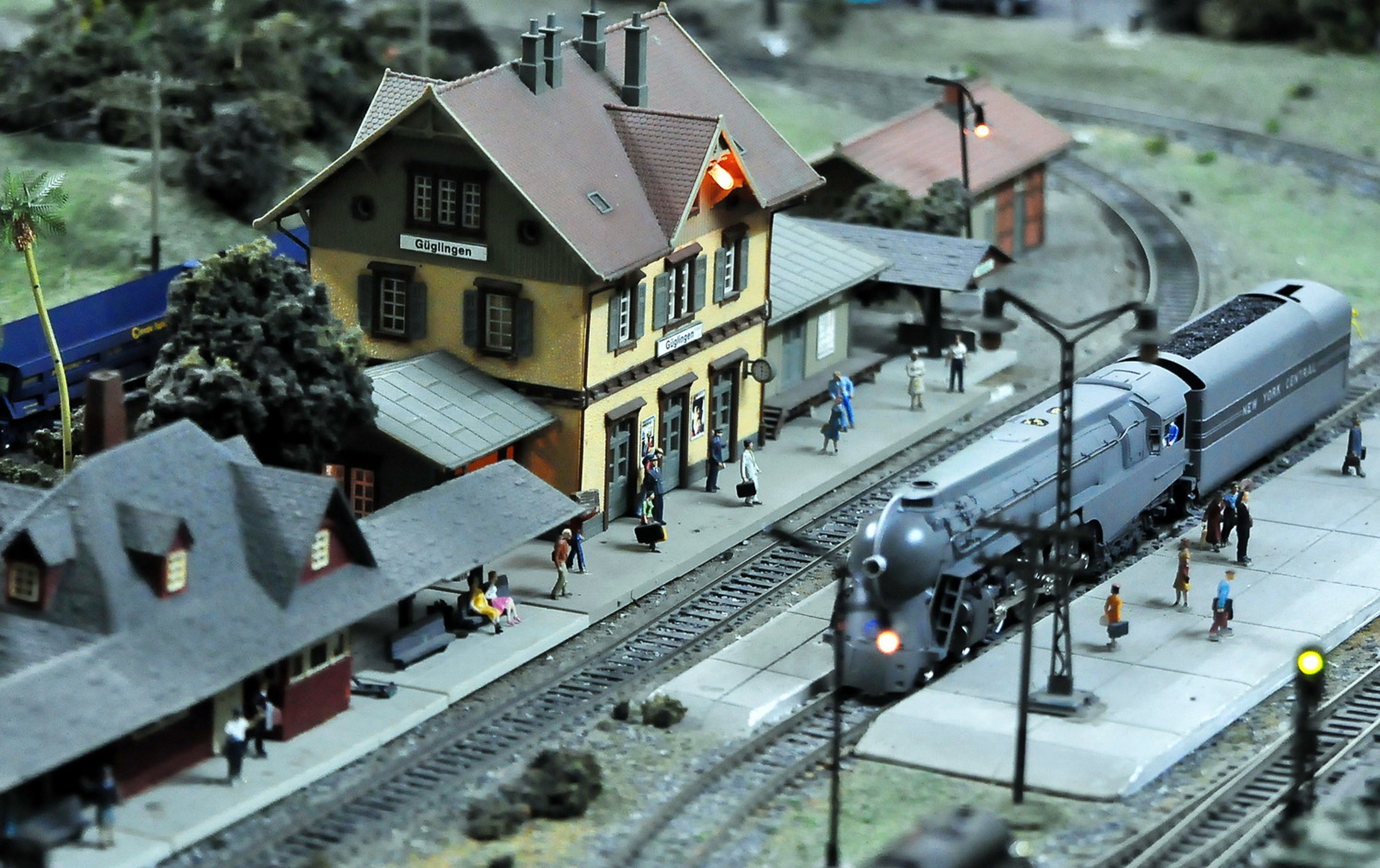 Xe lua mo hinh xinh xich chay tren duong ray hinh anh