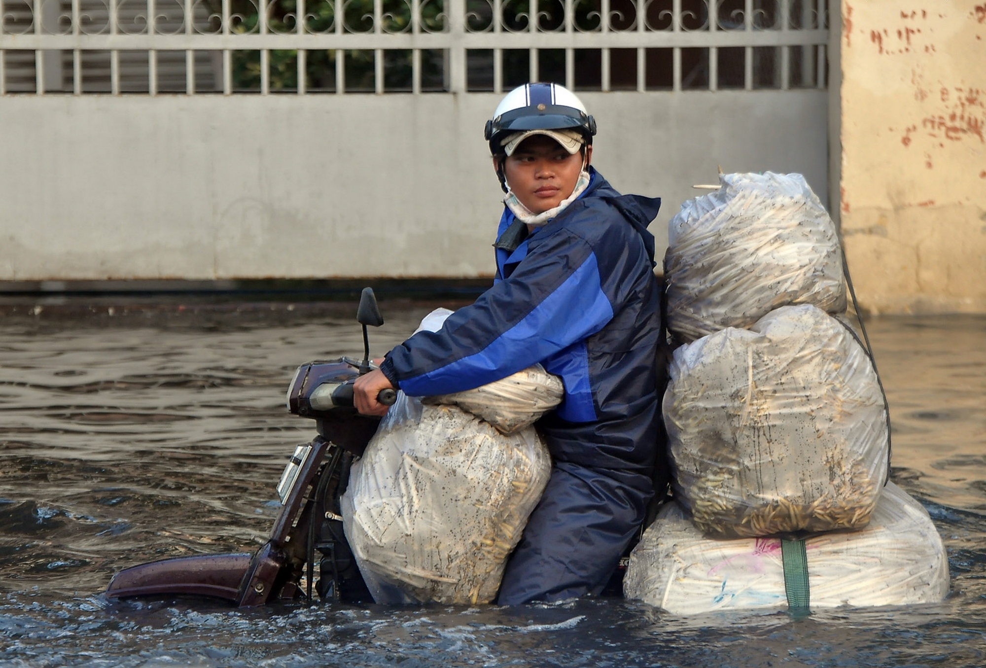 Duong pho Sai Gon chim trong bien nuoc hinh anh