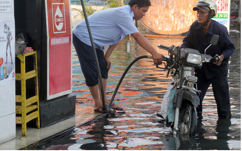 Mua lon, nguoi Sai Gon vat lon trong bien nuoc hinh anh