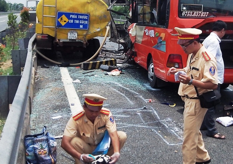 Xe cuu thuong khong cuu nguoi trong tai nan hinh anh