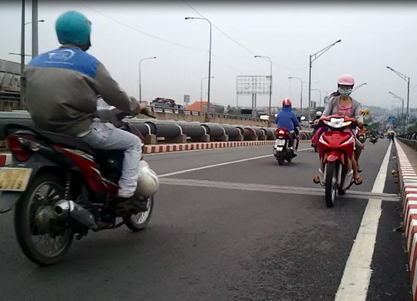 Hinh anh xau xi ve nguoi tham gia giao thong o Sai Gon hinh anh