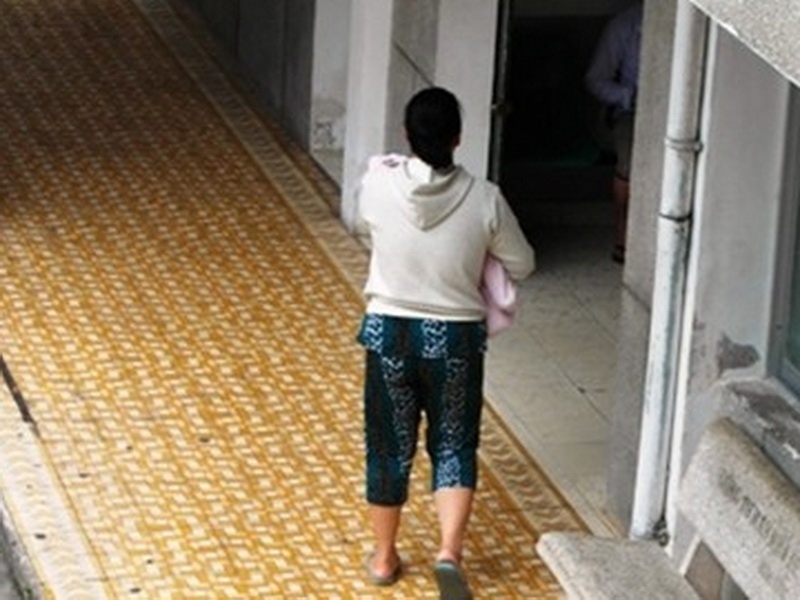 Vao chua bat coc chau be 3 thang tuoi tung bi bo roi hinh anh