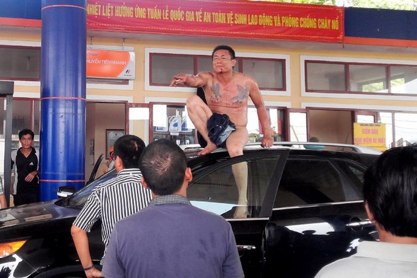 Tai xe xe khach xam tro khoa than lam loan cay xang hinh anh