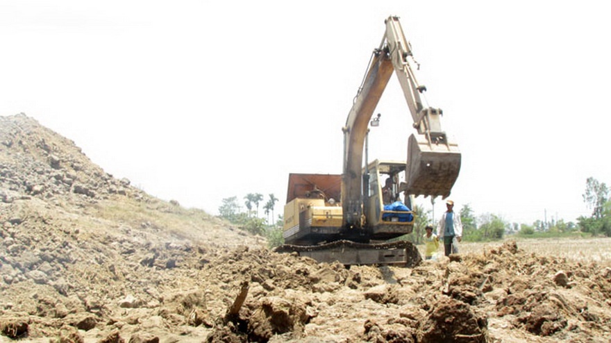 Xe cuốc được điều động đến để san lấp đất lò gạch và đất mặt ruộng xuống thấp