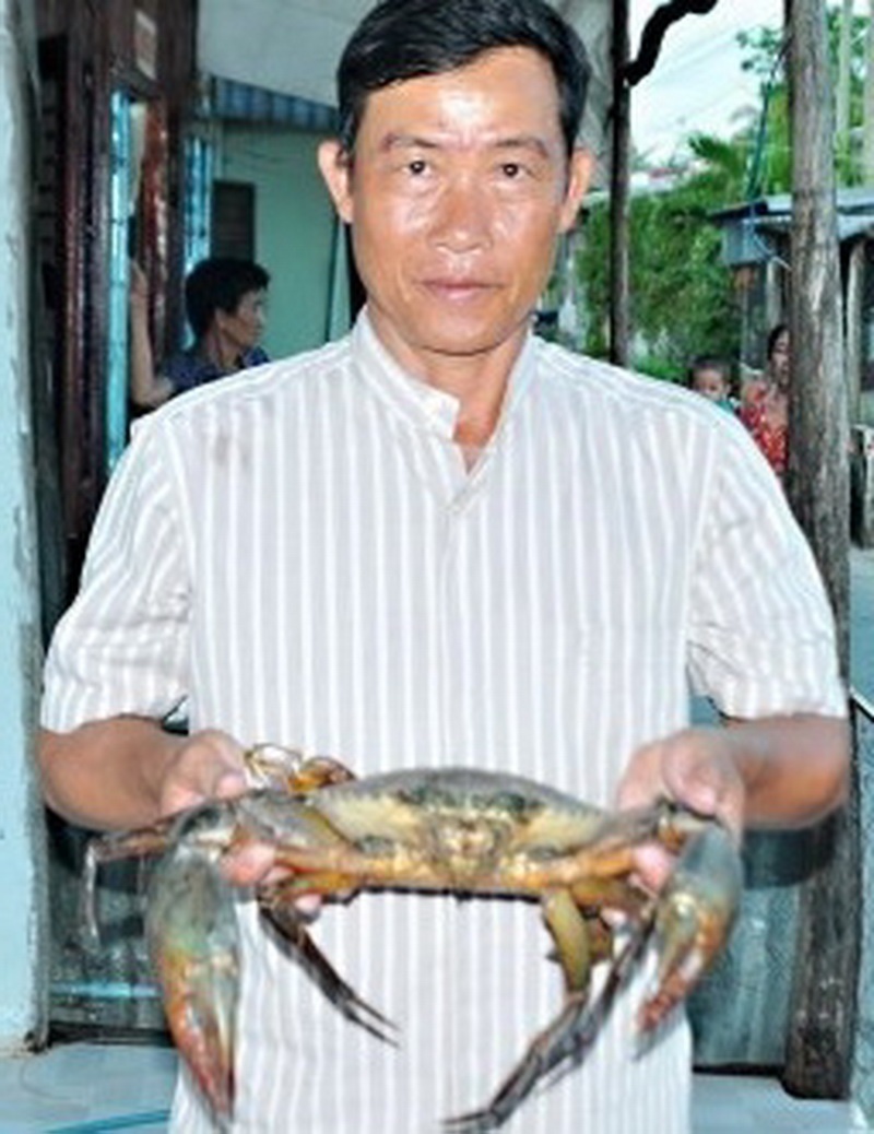 Ông Công bên con cua “khủng” có cân nặng đến 2,15 kg.