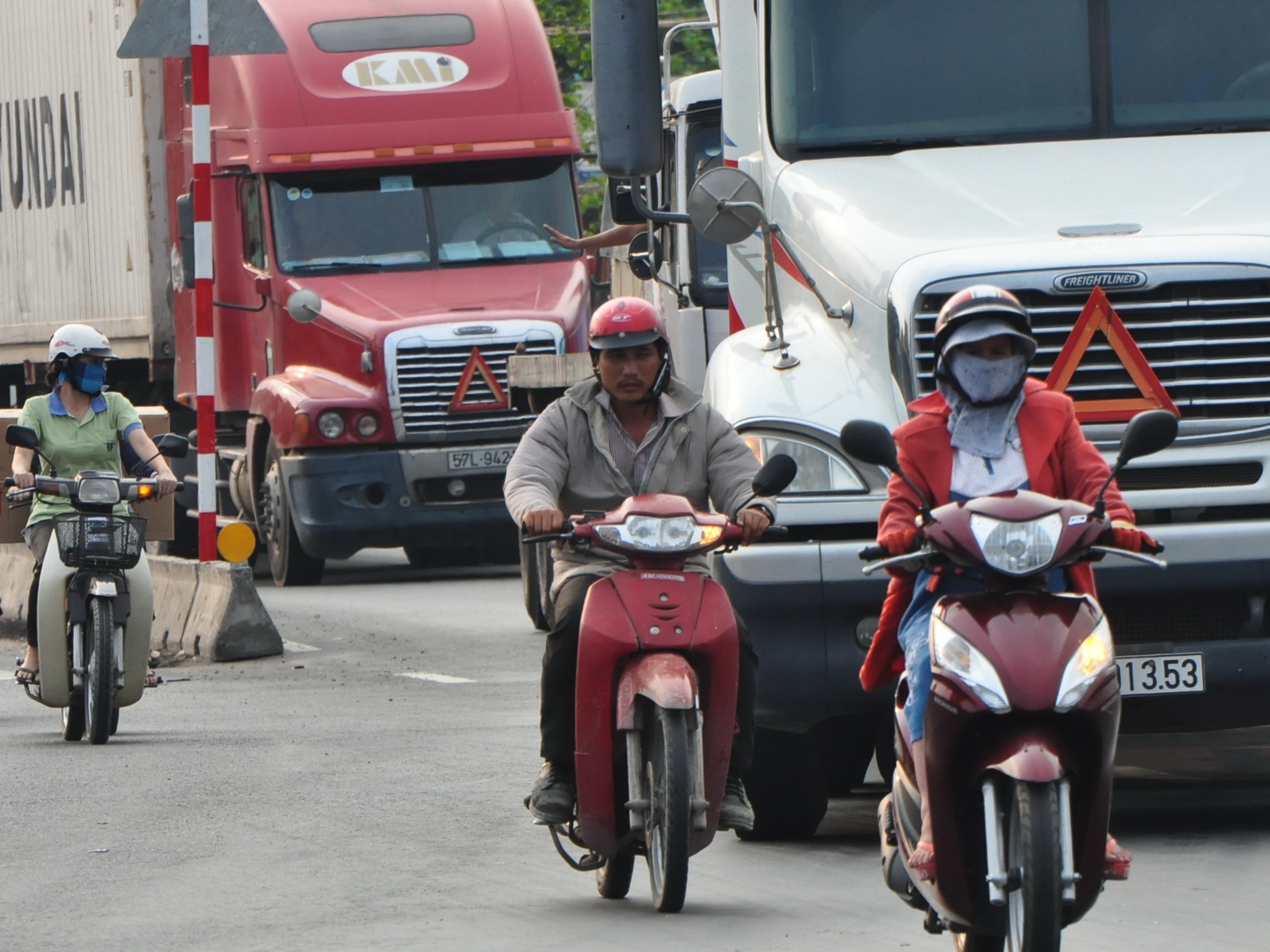 Xe may chay cat mat container tai khuc cua tu than o Sai Gon hinh anh