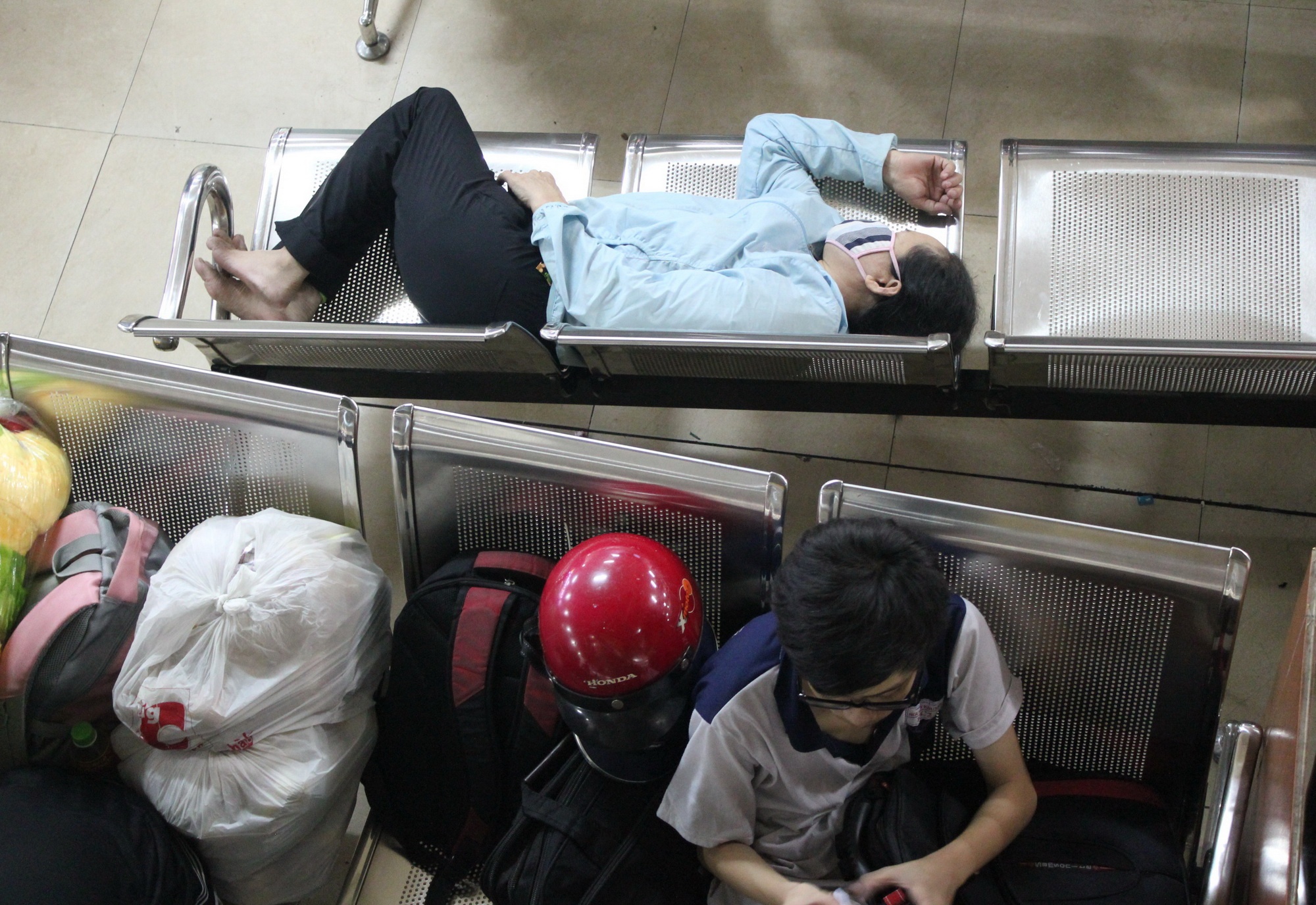 Hang tram nguoi lo chuyen, phai ngu va vat o ben xe Sai Gon hinh anh