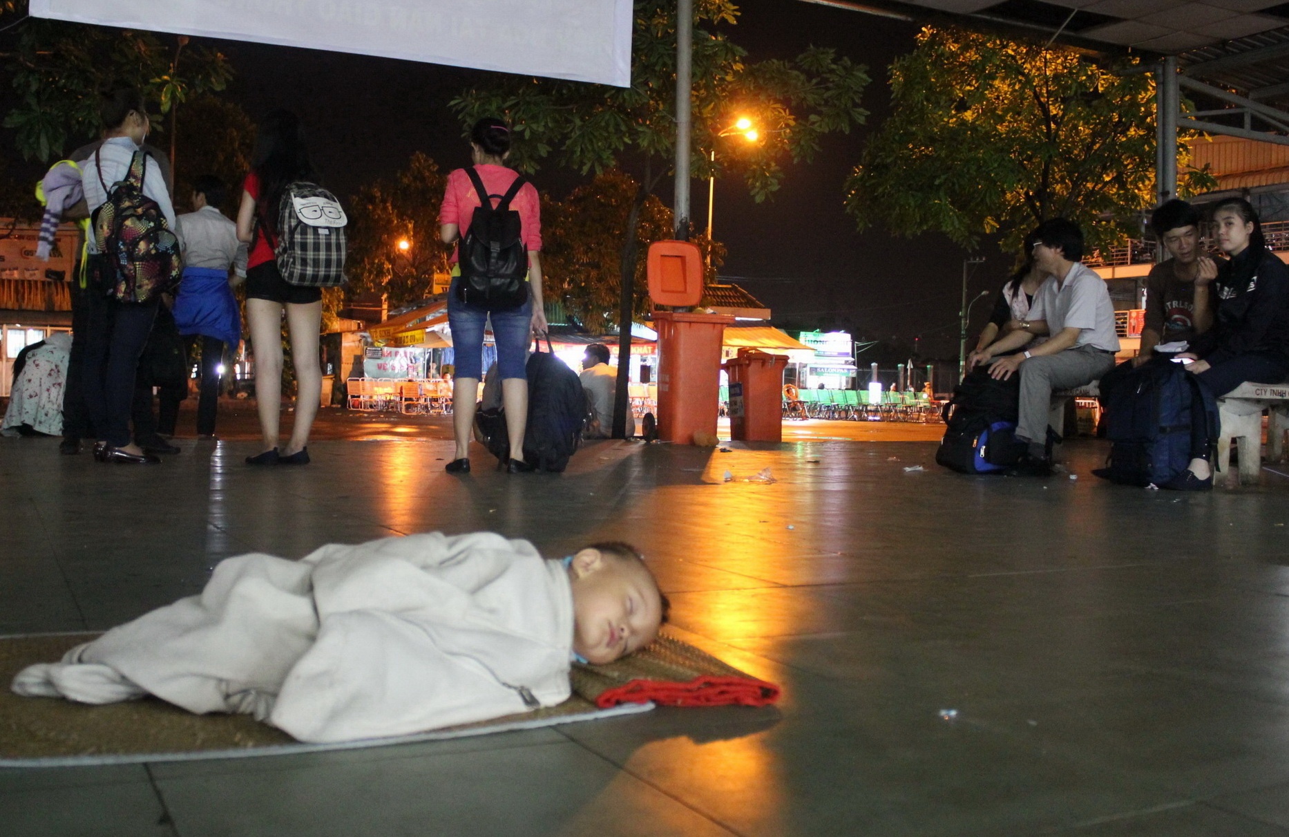 2 em be ngu duoi san nha cho ben xe Mien Dong hinh anh