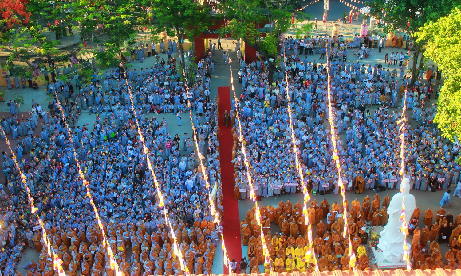 Hang nghin nguoi dan TP.HCM tham du Dai le Phat dan hinh anh