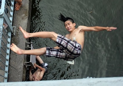 Ngup lan duoi nuoc den ban cua kenh Nhieu Loc ngay nang nong hinh anh