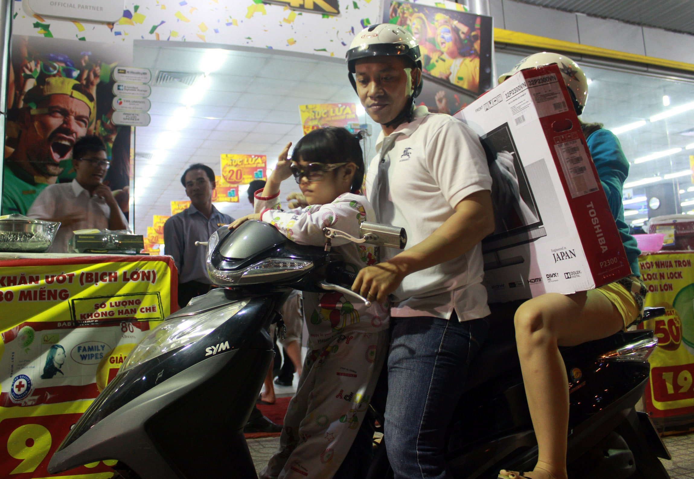 Nguoi Sai Gon hoi ha chuan bi World Cup truoc gio G hinh anh