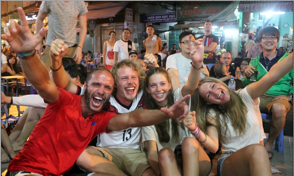 Nguoi Duc ho het, nguoi Bo iu xiu o pho Tay Sai Gon hinh anh