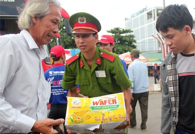 Sinh vien, cong an doi nang be do giup si tu hinh anh