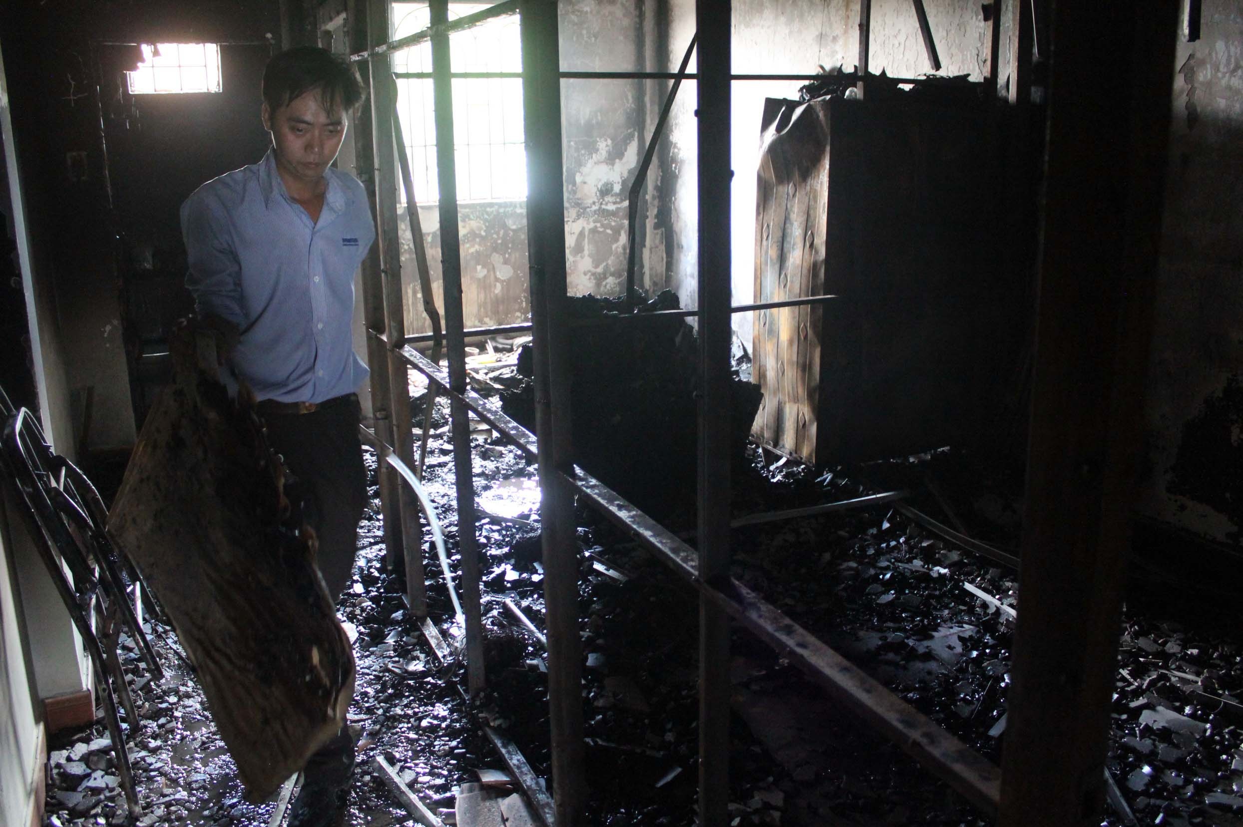 Pha cua cuu be 7 tuoi trong ngoi nha chay o Sai Gon hinh anh