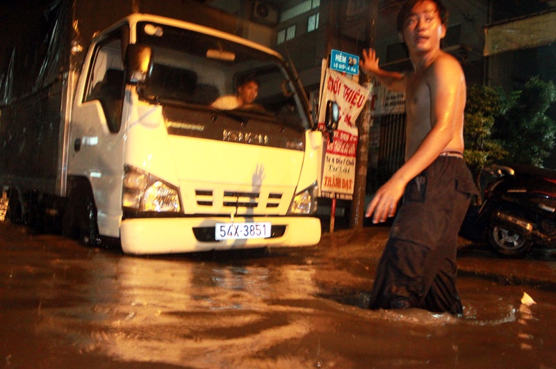 Nguoi Sai Gon chong choi voi nuoc ngap trong dem toi hinh anh