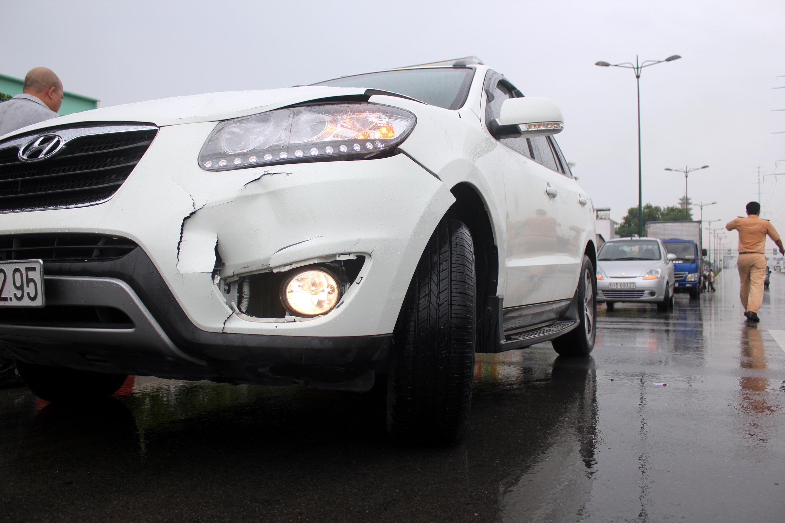 Bang qua duong mot minh, be trai bi oto dam tu vong hinh anh