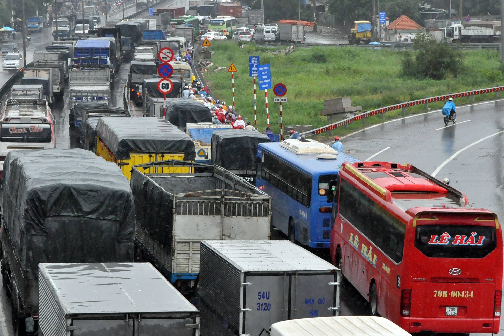 Dung hang rao xay cau vuot, ket xe 10 km tren quoc lo 1 hinh anh